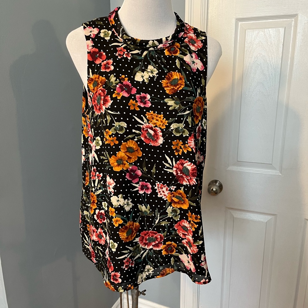Sleeveless Blouse with tie neck